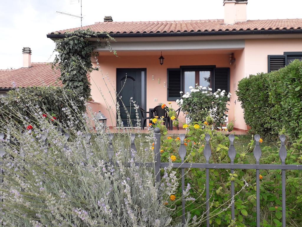 Residence Ai Campi Da Golf Saturnia Eksteriør billede